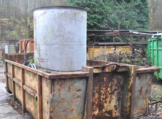 LOT DE FERRAILLE DONT : UN PETIT CONTAINER, TROIS BENNES AMPIROL (DEUX VERTES) CONTENANT DES DECHETS DE FERRAILLE ET UNE CUVE, LOT DE GUEUSES EN FONTE (SUR TROIS PALETTES), DEUX ROUES, UN RACK CONTENANT DE LA FERRAILLE.