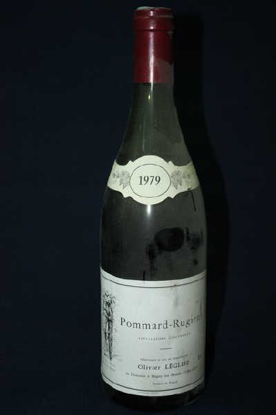 1 BOUTEILLE DE POMMARD-RUGIENS, DOMAINE OLIVIER LEGLISE, 1979. NIVEAU BAS.