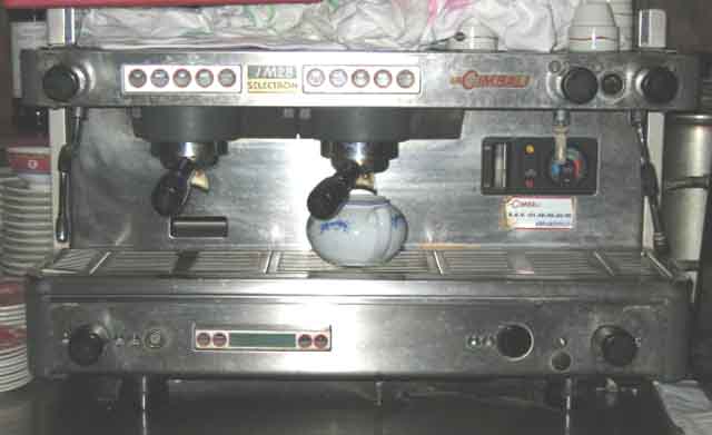 LOT DE 2 MACHINE A CAFE DE LA MARQUE "LA CIMBALI" MODEL M28 SELECTRON CHACUNE AVEC SON ADOUCISSEUR.