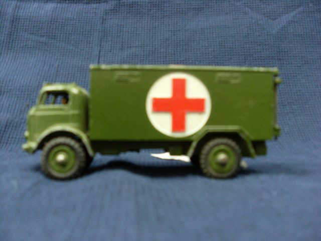 DINKY TOYS.AMBULANCE MILITAIRE. MODELE N° 626.