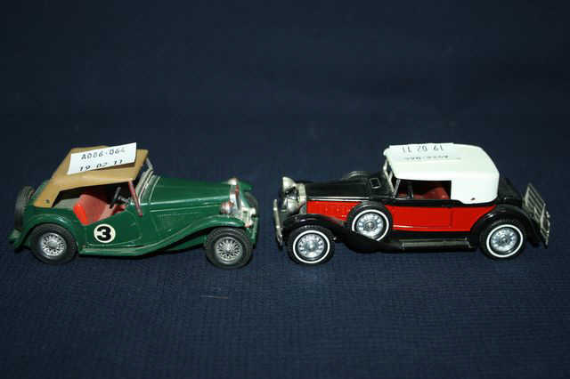 MATCHBOX. MODELS OF YESTERYEAR. DEUX VOITURES DONT MG-TC ET PACKARD VICTORIA.