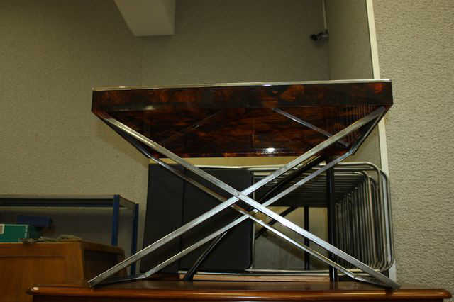 TABLE PLIANTE EN METAL CHROME, PLATEAU EN PLEXIGLAS A EFFET ECAILLE. DIM: 48 X 74 X 55 CM.