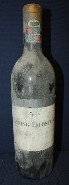 1 BOUTEILLE DE CHATEAU FANNING-LAFONTAINE 1959. ETIQUETTE TRES SALE, NIVEAU BAS GOULOT.