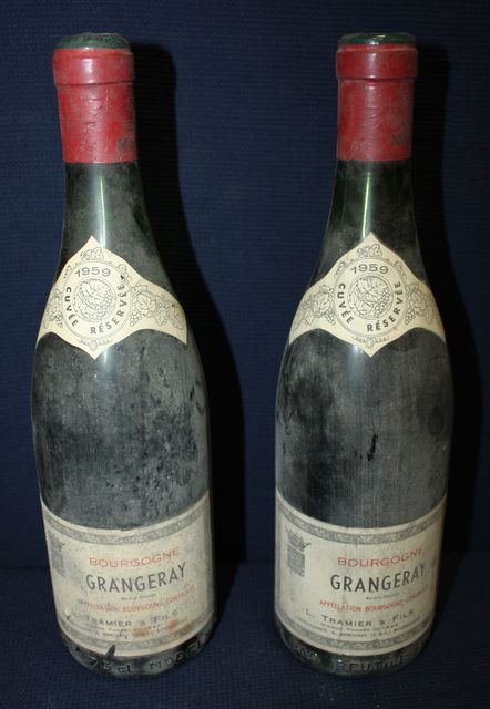 2 BOUTEILLES DE BOURGOGNE GRANGERAY TRAMIER &amp; FILS 1959. ETIQUETTES SALES. 1 BOUTEILLE NIVEAU 3 CM 50 ET 1 BOUTEILLE NIVEAU 7 CM.