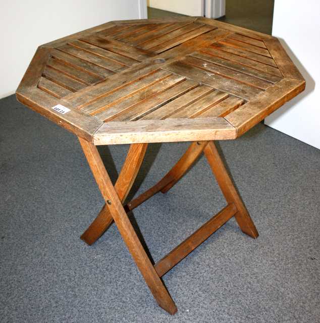 TABLE PLIANTE DE JARDIN EN TECK Ø80 CM.