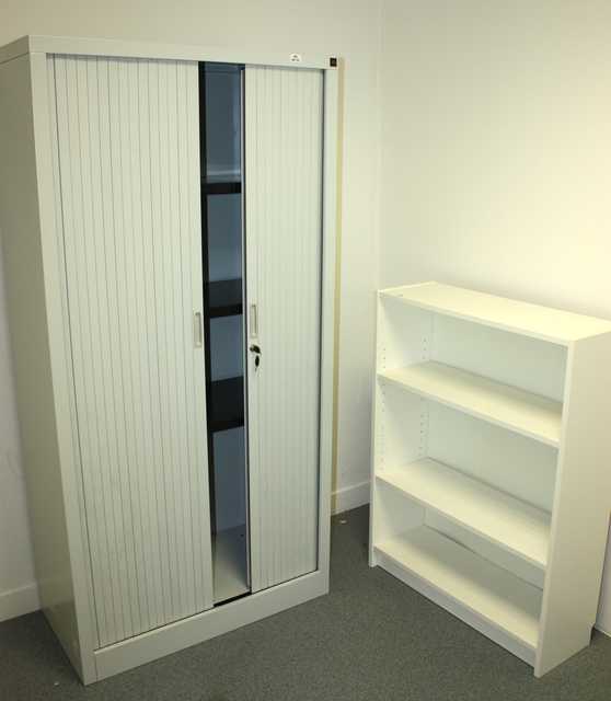 ARMOIRE METALLIQUE A PORTES RIDEAUX " REALSPACE PRO " ET PETITE ETAGERE EN STRATIFIE BLANC.