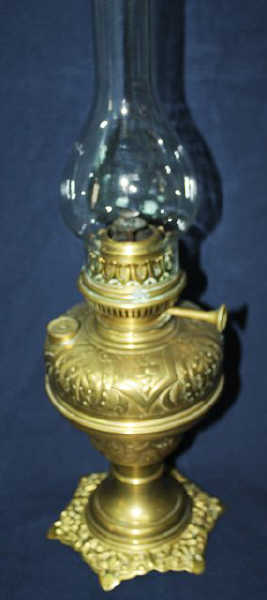 LAMPE A PETROLE EN LAITON GRAVE ET CISELE DES ETABLISSEMENTS LEMPEREUR &amp; BERNARD.