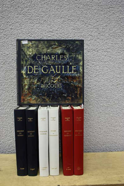 CHARLES DE GAULLE. ENSEMBLE DE 15 LIVRES RELATANT LA VIE DE CHARLES DE GAULLE. (MEMOIRE DE GUERRE, 3 VOLUMES. OEUVRES, 2 VOL. MEMOIRES D'ESPOIR, 1 VOL. ETUDES ET CORRESPONDANCE, 1 VOL. CHRONOLOGIE DE SA VIE, 1 VOL. DICTIONNAIRE COMMENTE DE SON OEUVRE, 2 VOL. DISCOURS ET MESSAGES, 5 VOL.  ON Y JOINT SES DISCOURS ENREGITRES SUR  12 VINYLES DANS UN ETUI.