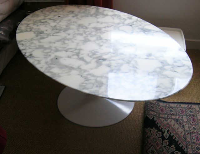 KNOLL. TABLE BASSE MODELE PAR EERO SAARINEN. PLATEAU EN MARBRE BLANC ET PIED TULIPE. DIM: 38 X 105 X 70 CM