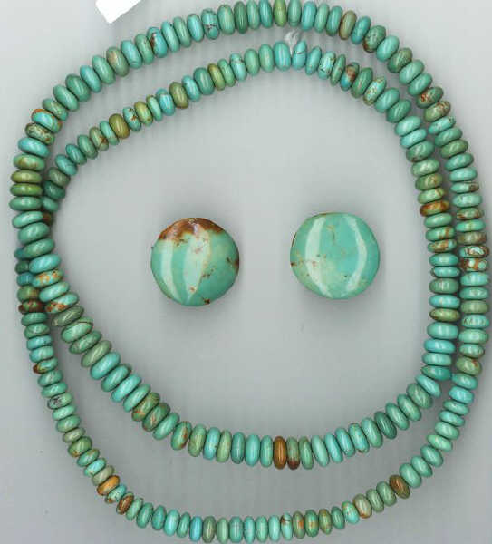 COLLIER ET CLOUS D'OREILLES EN TURQUOISE.