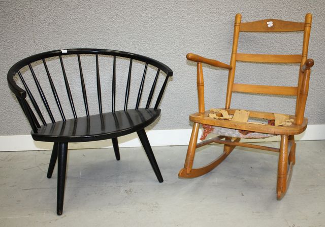 UN FAUTEUIL A BASCULE EN BOIS NATUREL. ON Y JOINT UN FAUTEUIL EN BOIS LAQUE NOIR DE STYLE DANOIS.