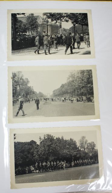 ENVIRON 23 PHOTOS DE PARIS SOUS L'OCCUPATION DANS UN CLASSEUR. NOTAMMENT LE DEFILE DE L'ARMEE ALLEMANDE LE 14 JUIN 1940.