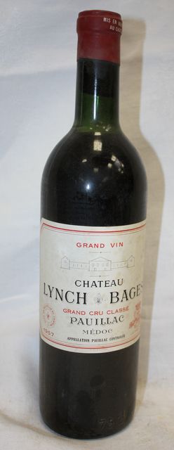 1 BOUTEILLE DE CHATEAU LYNCH BAGES 1957 5EME GRAND CRU CLASSE PAUILLAC. ETIQUETTE SALE NIVEAU TRES LEGEREMENT BAS.