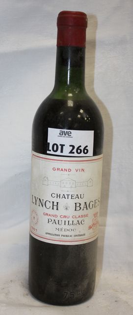 1 BOUTEILLE DE CHATEAU LYNCH BAGES 1957 5EME GRAND CRU CLASSE PAUILLAC NIVEAU MI-EPAULE.