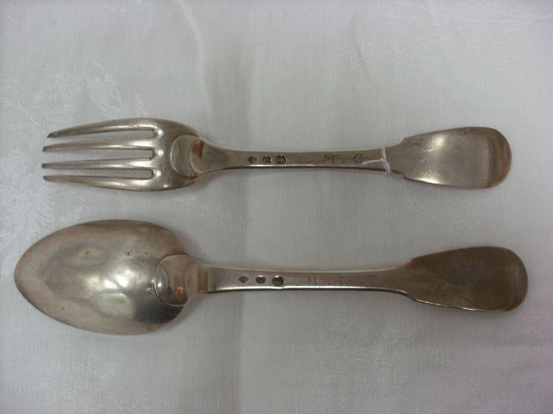 UN COUVERT EN ARGENT (2 PIECES). MODELE UNIPLAT. MONOGRAMME "MC". POINCONS COQ 1ER TITRE (1797-1809) ET GROSSE GARANTIE PARIS. POIDS: 185.8 GRAMMES.