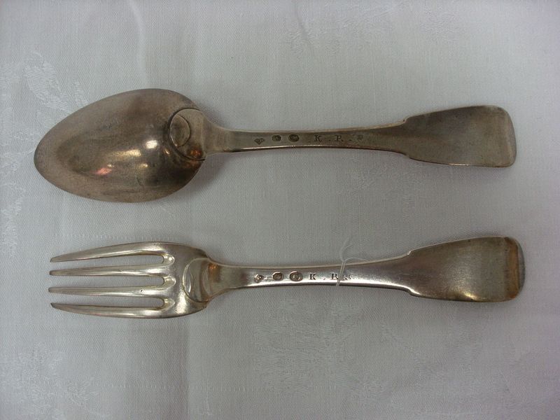 UN COUVERT EN ARGENT (2 PIECES). MODELE UNIPLAT. MONOGRAMME "KR". POINCONS COQ 1ER TITRE (1797-1809) ET GROSSE GARANTIE PARIS. POIDS: 182 GRAMMES.