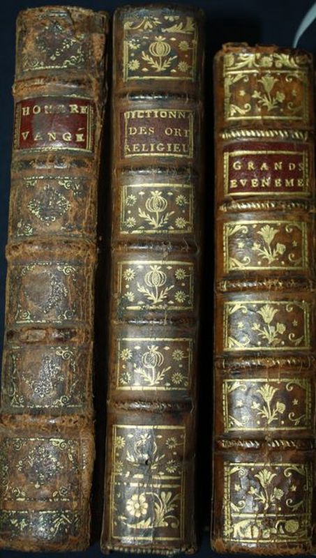 ESSAI SUR LES GRANDS EVENEMENTS PAR LES PETITES CAUSES. AMSTERDAM. 1758. ON Y JOINT DICTIONNAIRE PORTATIF DES ORDRES RELIGIEUX. AMSTERDAM. 1769. ON Y JOINT GACON: HOMERE VENGE. PARIS,1715. 3 VOLUMES IN-12 RELIURES DE L'EPOQUE.