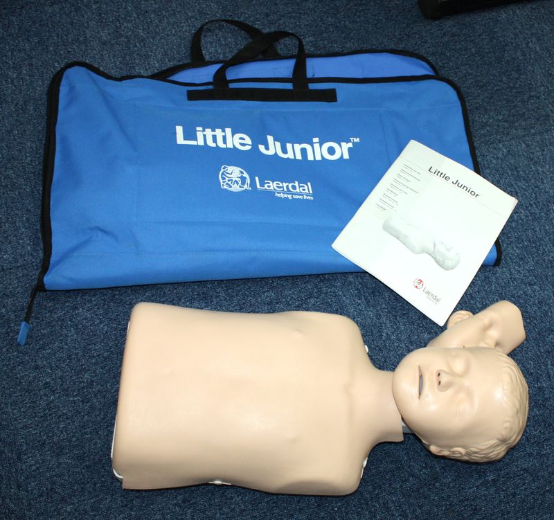 MANNEQUIN DE REANIMATION. MODELE LITTLE JUNIOR AVEC KIT DE REANIMATION. ETAT NEUF.