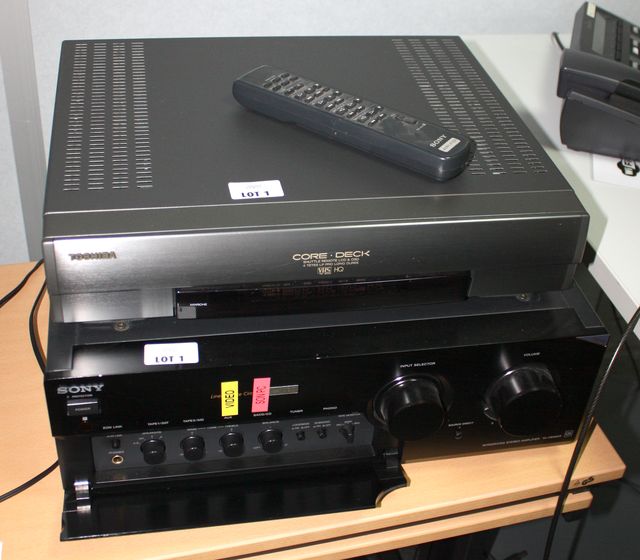 AMPLIFICATEUR SONY TAFB940R ET SA TELECOMMANDE. 1 MAGNETOSCOPE VHS TOSHIBA.