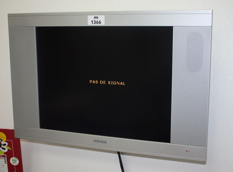 TELEVISION HOHER LCD AVEC SA FIXATION MURALE ET SA TELECOMMANDE 50 CM. SALLE 3314.