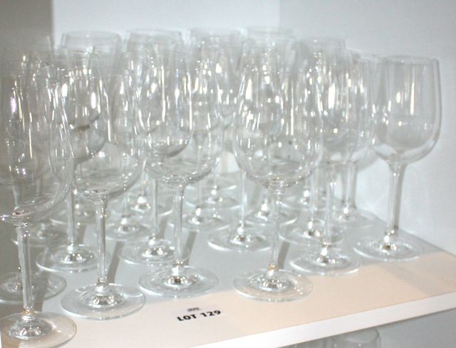 ENVIRONS 450 VERRES A PIEDS, VIN, WHISKY, CHAMPAGNE, EAU, JUS...