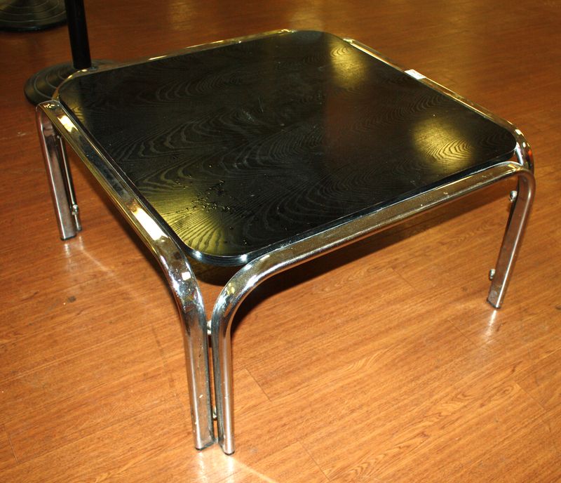 TABLE BASSE CARREE DE SALON AN ACIER CHROME ET BOIS. HAUTEUR 40 CM X 80 CM
