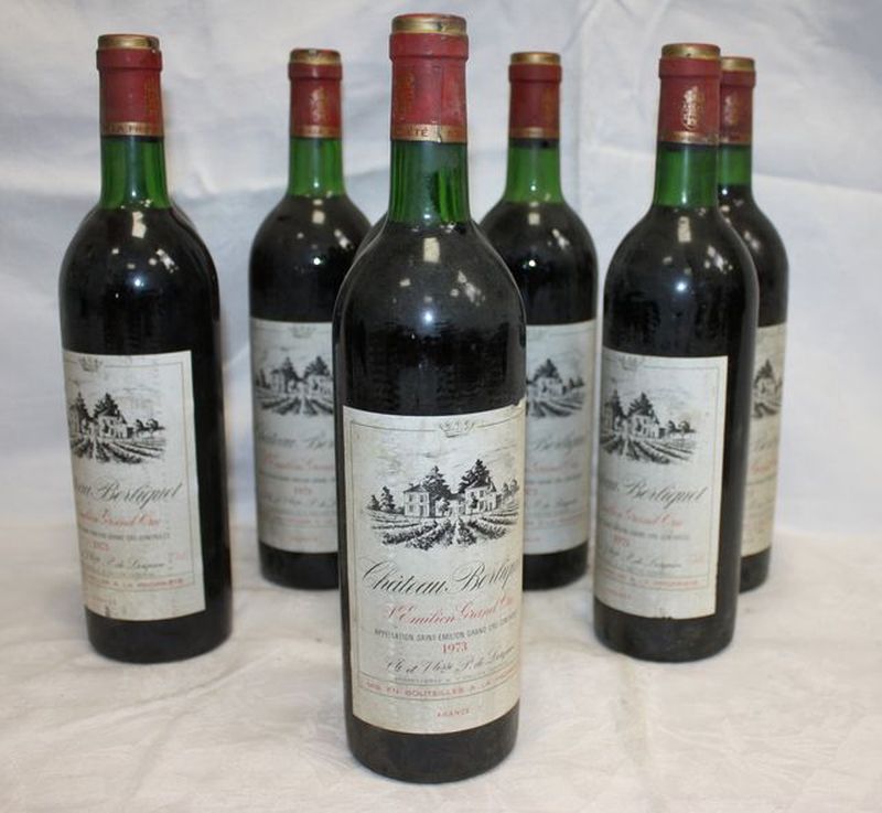 8 BOUTEILLES DE CHATEAU BERLIQUET GRAND CRU SAINT EMILION. 1973. ETIQUETTES SALES DONT UN NIVEAU TRES LEGEREMENT BAS ET TROIS MI-EPAULE.