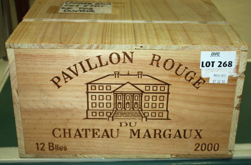 12 BOUTEILLES DE PAVILLON ROUGE DU CHATEAU MARGAUX. 2000. CAISSE BOIS D'ORIGINE CERCLEE.