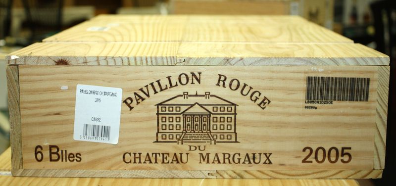 6 BOUTEILLES DE PAVILLON ROUGE DU CHATEAU MARGAUX. 2005. CAISSE BOIS D'ORIGINE CERCLEE NON OUVERTE.