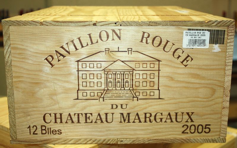12 BOUTEILLES DE PAVILLON ROUGE DU CHATEAU MARGAUX. 2005. CAISSE BOIS D'ORIGINE CERCLEE NON OUVERTE.