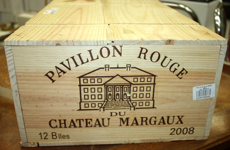 12 BOUTEILLES DE PAVILLON ROUGE DU CHATEAU MARGAUX. 2008. CAISSE BOIS D'ORIGINE CERCLEE NON OUVERTE.