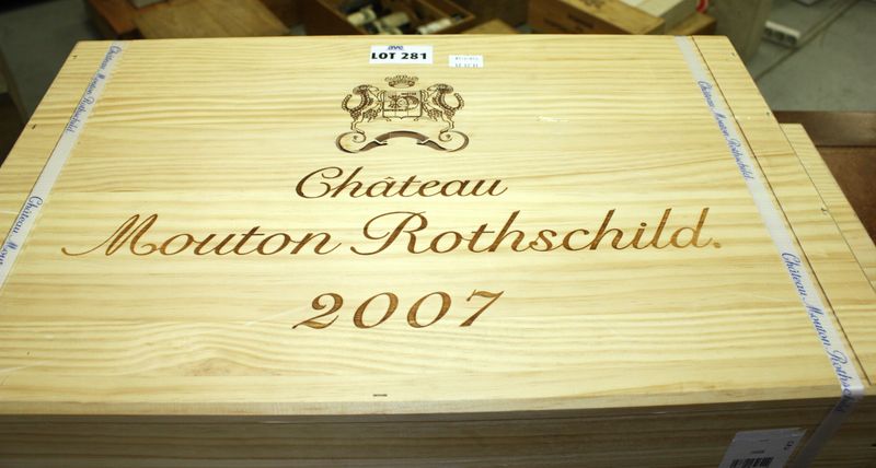 6 BOUTEILLES DE CHATEAU MOUTON ROTHSCHILD 1ER GRAND CRU CLASSE PAUILLAC. 2007. CAISSE BOIS D'ORIGINE CERCLEE NON OUVERTE.