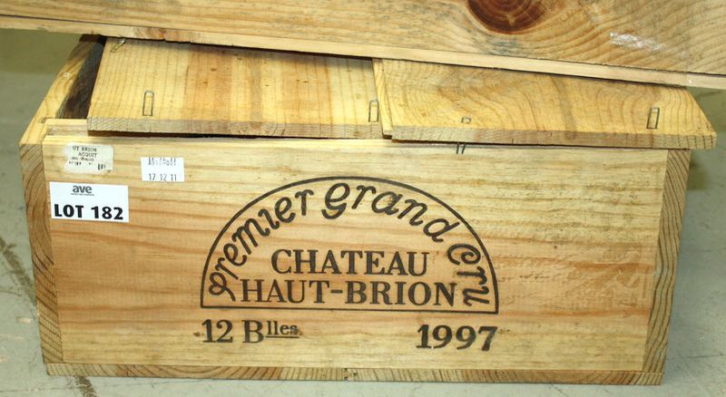 12 BOUTEILLES DE CHATEAU HAUT BRION  1ER GRAND CRU CLASSE GRAVES. 1997. 4 ETIQUETTES TRES LEGEREMENT TACHEES. CAISSE BOIS D'ORIGINE.