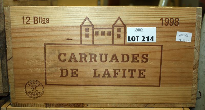 12 BOUTEILLES DE CARRUADES DE LAFITE PAUILLAC. 1998. CAISSE BOIS D'ORIGINE. TVA INCLUSE ET RECUPERABLE POUR LES ASSUJETTIS.