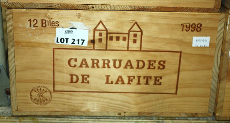 12 BOUTEILLES DE CARRUADES DE LAFITE PAUILLAC. 1998. CAISSE BOIS D'ORIGINE. TVA INCLUSE ET RECUPERABLE POUR LES ASSUJETTIS.