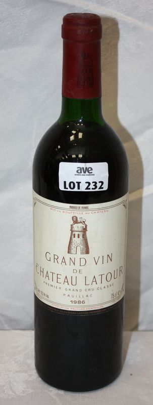 1 BOUTEILLE DE CHATEAU LATOUR 1ER GRAND CRU CLASSE PAUILLAC. 1986. NIVEAU TRES LEGERMENT BAS.