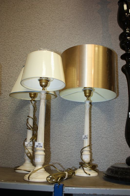 TROIS LAMPES DE CHEVET. PIEDS FUSELES, CANNELES EN BOIS LAQUE BLANC AVEC ABAT JOUR. VENDUE AVEC FACULTE DE REUNION. HAUTEUR: 45 CM
