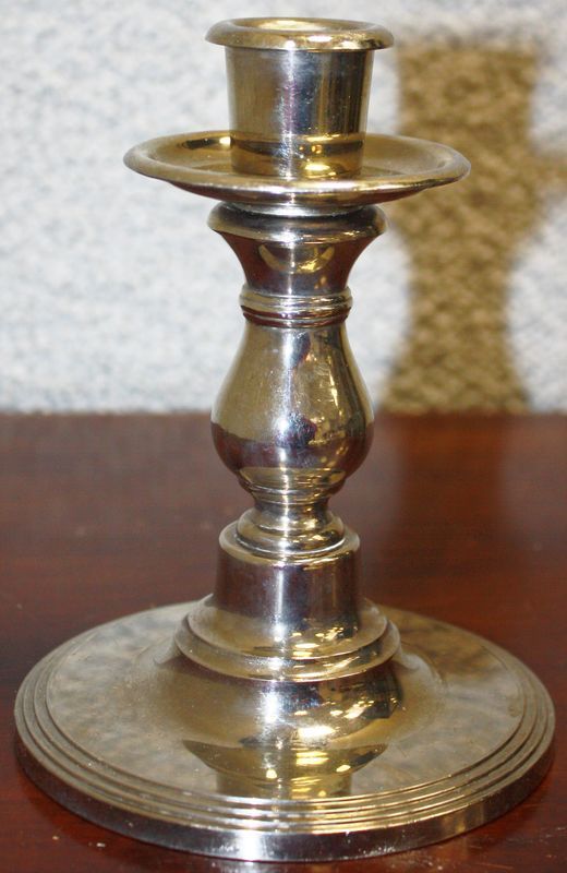 SAINT HILAIRE. BOUGEOIR EN METAL ARGENTE. PIED BALUSTRE. BASE CIRCULAIRE A TROIS FILETS. HAUTEUR:16 CM. VENDU A L'UNITE AVEC FACULTE DE REUNION.