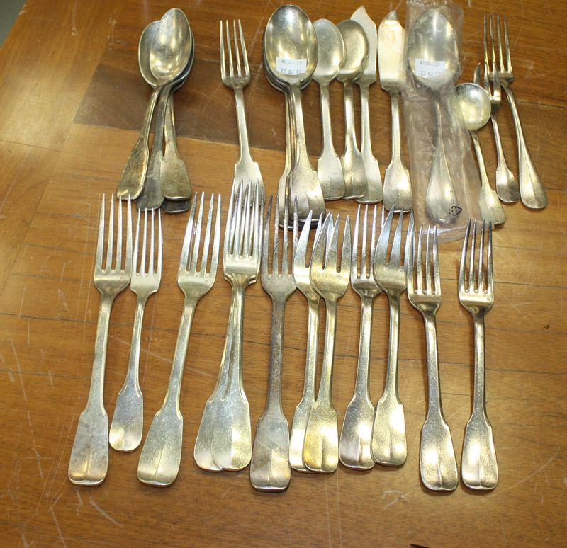 LOT DE COUVERTS EN METAL ARGENTE MODELE UNIPLAT. FORMES DIVERSES. 28 PIECES.