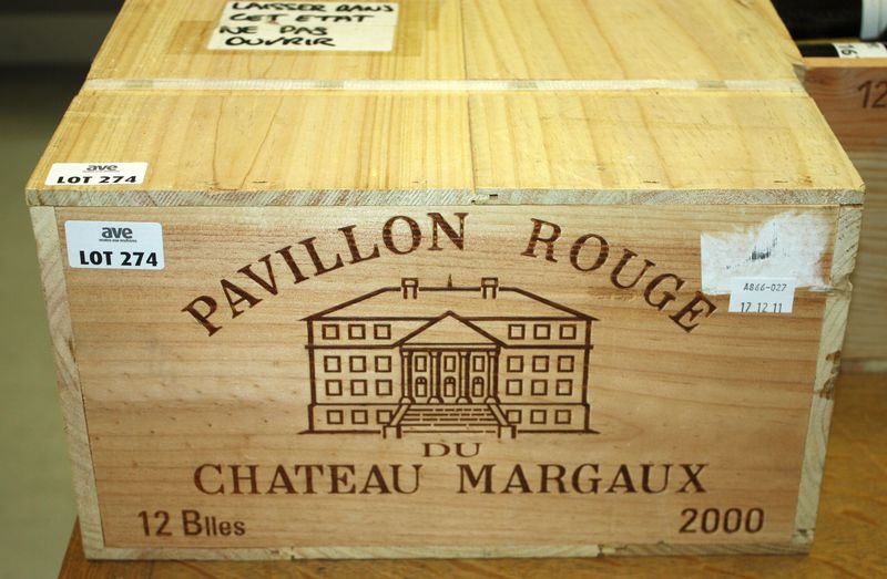 12 BOUTEILLES DE PAVILLON ROUGE DU CHATEAU MARGAUX. 2000. CAISSE BOIS D'ORIGINE CERCLEE.
