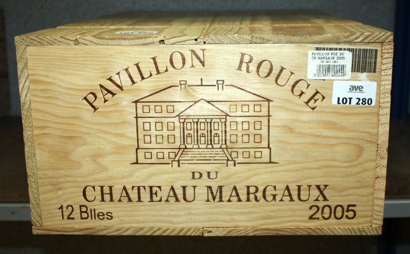 12 BOUTEILLES DE PAVILLON ROUGE DU CHATEAU MARGAUX. 2005. CAISSE BOIS D'ORIGINE CERCLEE NON OUVERTE.