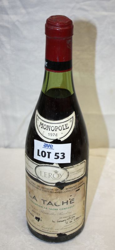 1 BOUTEILLE LA TACHE 1974 DOMAINE DE LA ROMANEE CONTI. ETIQUETTE SALE ET ABIMEE. NIVEAU 3,5 CM SOUS LE BOUCHON.