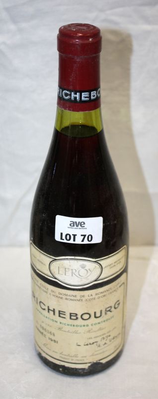 1 BOUTEILLE RICHEBOURG 1981 DOMAINE DE LA ROMANEE CONTI. ETIQUETTE LEGEREMENT ABIMEE ET SALE. NIVEAU 2,5 CM SOUS LE BOUCHON.