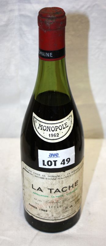 1 BOUTEILLE LA TACHE 1962 DOMAINE DE LA ROMANEE CONTI. NIVEAU 5,5 CM SOUS LE BOUCHON. CAPSULE LEGEREMENT ABIMEE.