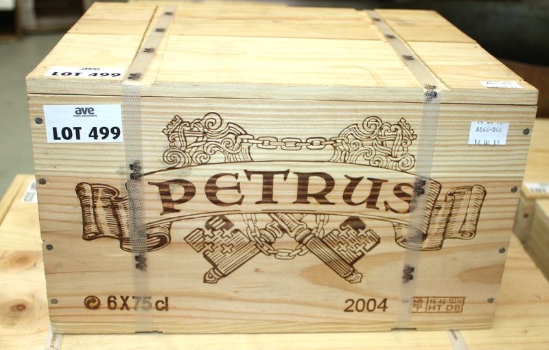 1 BOUTEILLE CHATEAU PETRUS 2004 POMEROL. PROVIENT D'UNE CAISSE BOIS CERCLEE NON OUVERTE.