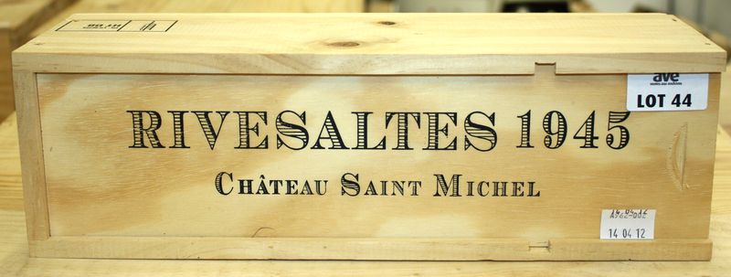 1 BOUTEILLE RIVESALTES CHATEAU SAINT MICHEL 1945 EN COFFRET BOIS.