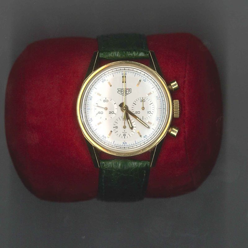 HEUER. MODELE CARRERA. CHRONOGRAPHE EN OR. CADRAN CIRCULAIRE. 3 COMPTEURS. INDEX BATONS. NUMEROTEE CS3140 N°0594. MOUVEMENT AUTOMATIQUE. BRACELET EN CUIR VERT ET BOUCLE EN OR. BOITE D'ORIGINE ET PAPIERS.