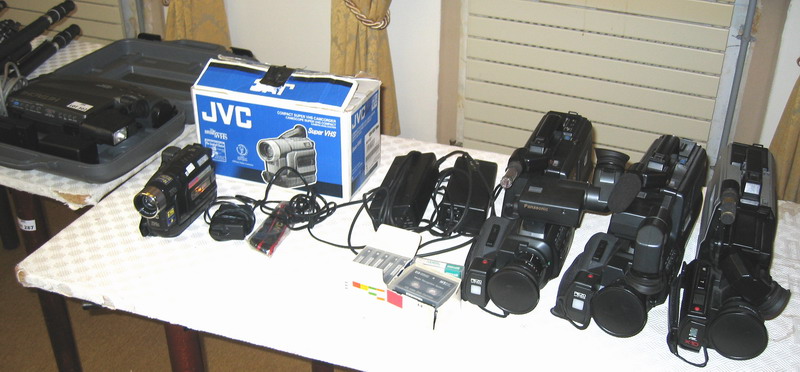 LOT DE 5 CAMERAS VHS DONT : 2 PANASONIC M2J,  1 PANASONIC S 625, 1 JVC GRSX 18 ET 1 HITATCHI DSP 3.