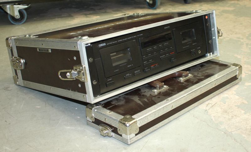 LECTEUR DE CASSETTES DOUBLE DE MARQUE YAMAHA MODELE KX-W392. EN FLY CASE.