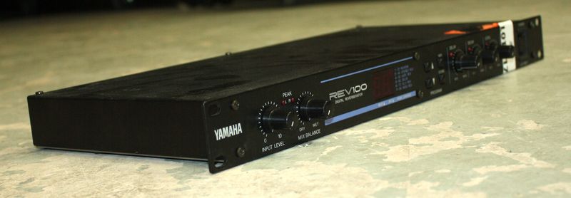 PROCESSEUR D'EFFETS DE MARQUE YAMAHA MODELE REV100.